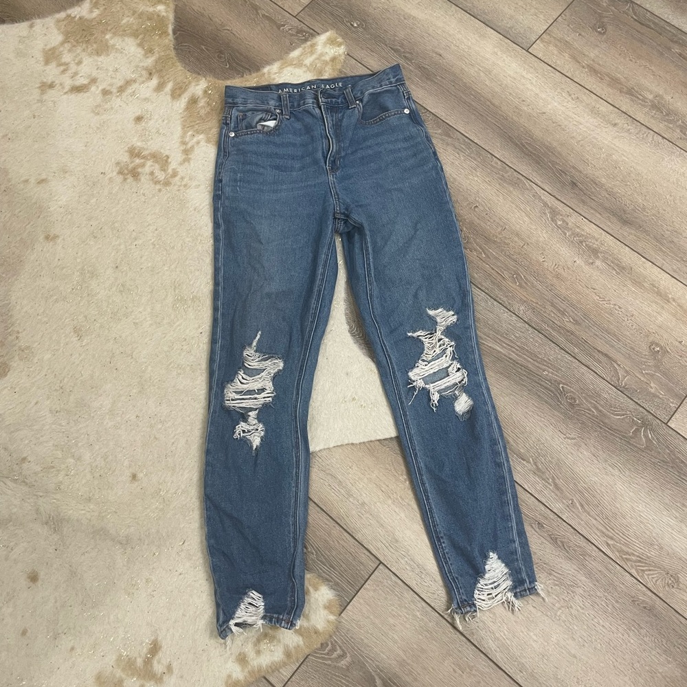American eagle high rise distressed mom jeans - Picture 1 of 5